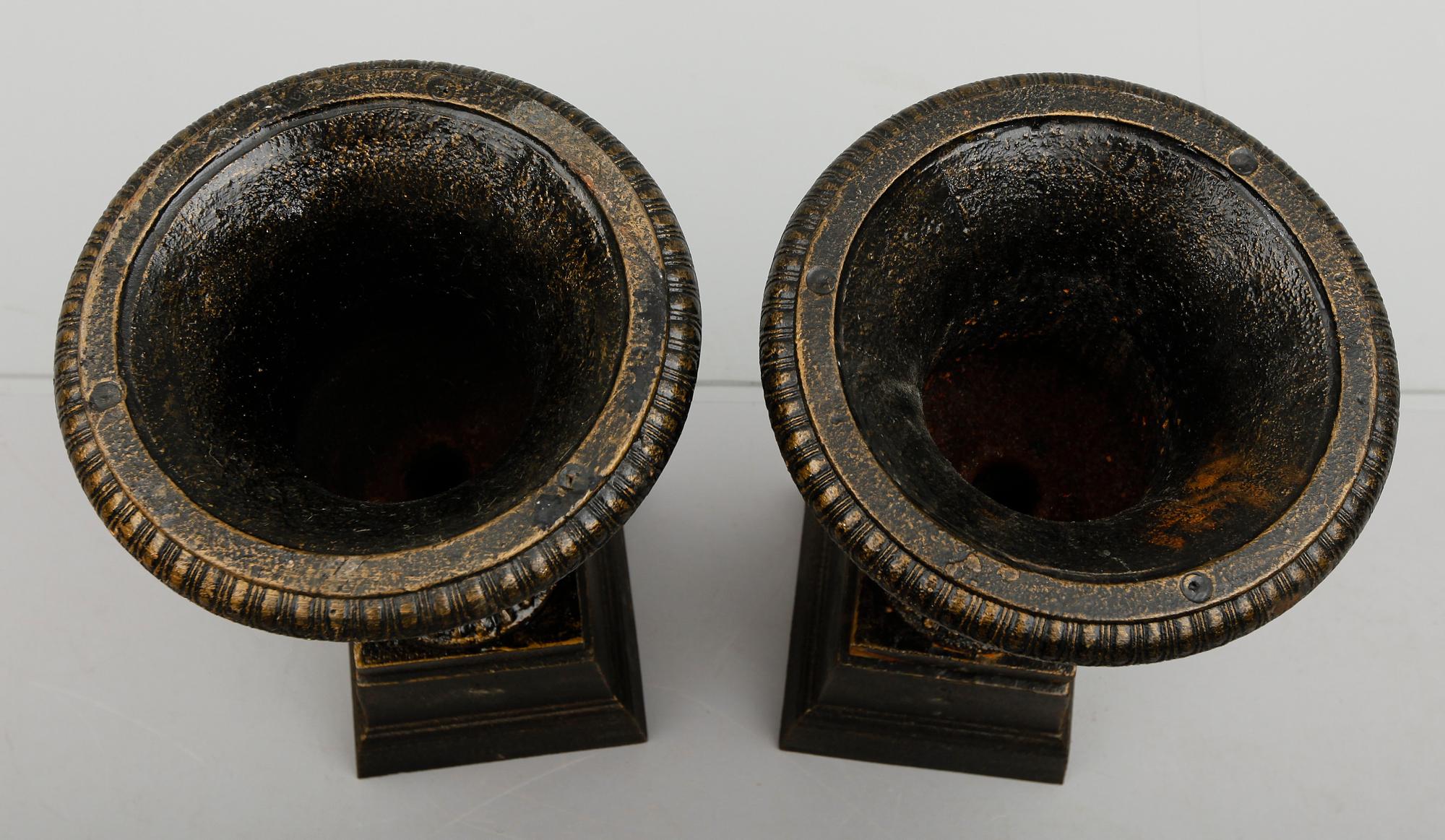 TRÄDGÅRDSURNOR, 1 par, gjutjärn, 1900-/2000-tal.