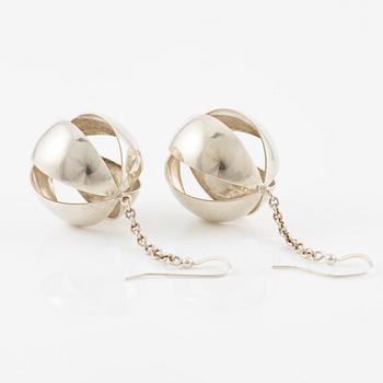 Elis Kauppi, örhängen, ett par, silver, Kupittaan Kulta, Åbo 1967.