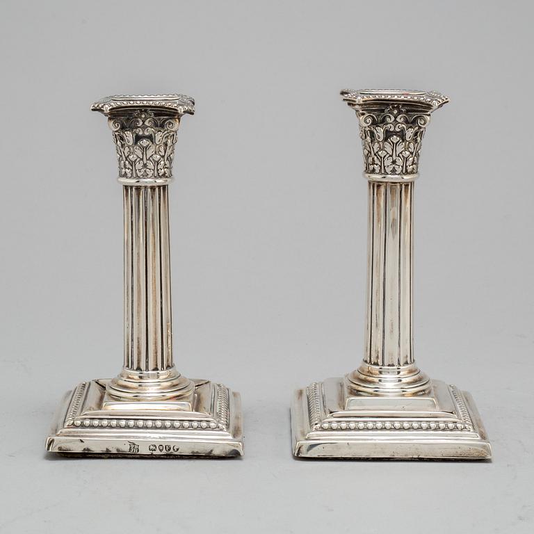LJUSSTAKAR, ett par, silver, Thomas Bradbury III & John S Henderson, London, 1881, 504 gram.
