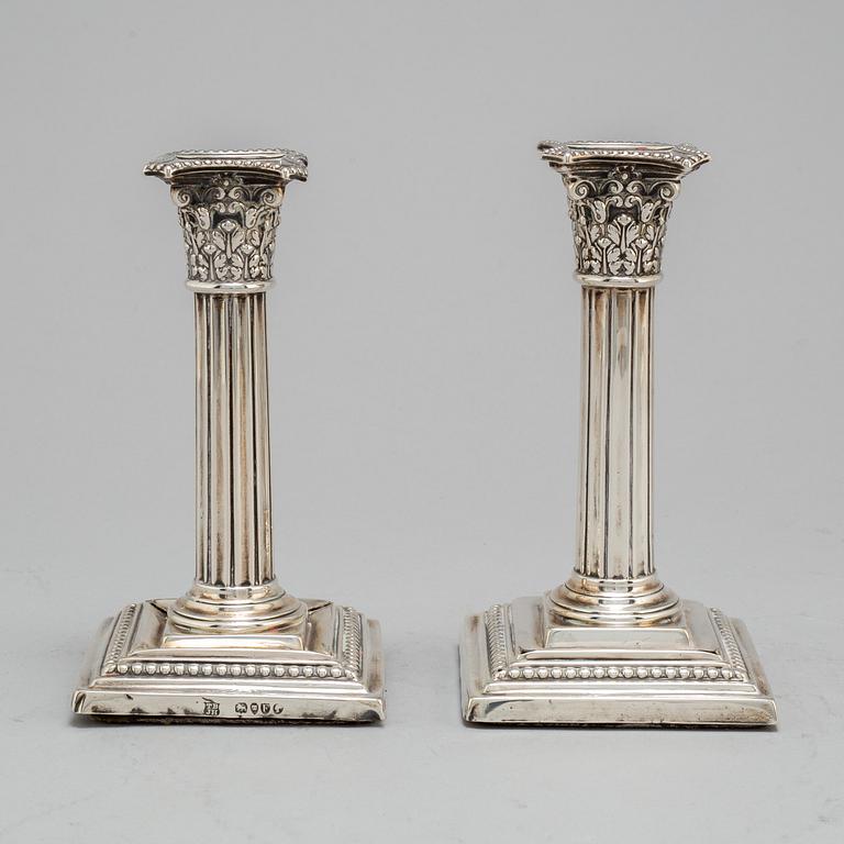 A pair of silver candle holders, Thomas Bradbury III & John S Henderson, London, 1881, 504 gram.