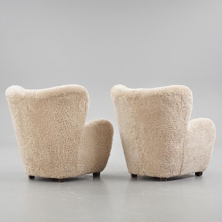 Scandinavian Modern, a pair of mid-20th century armchairs.