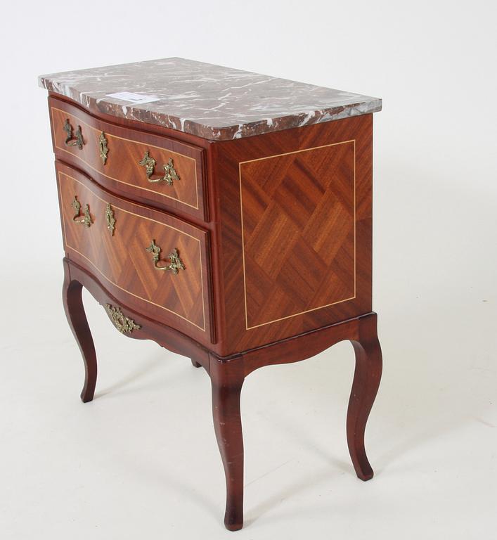 BYRÅ, gustaviansk stil.