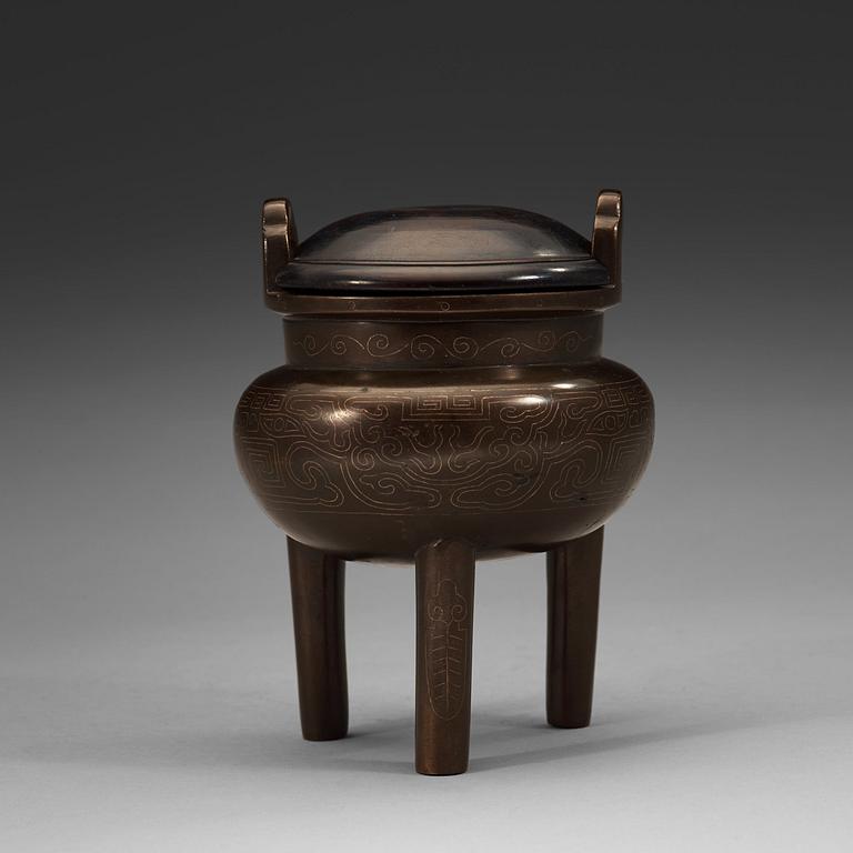 A bronze tripod censer, Qing dynasty (1644-1912).