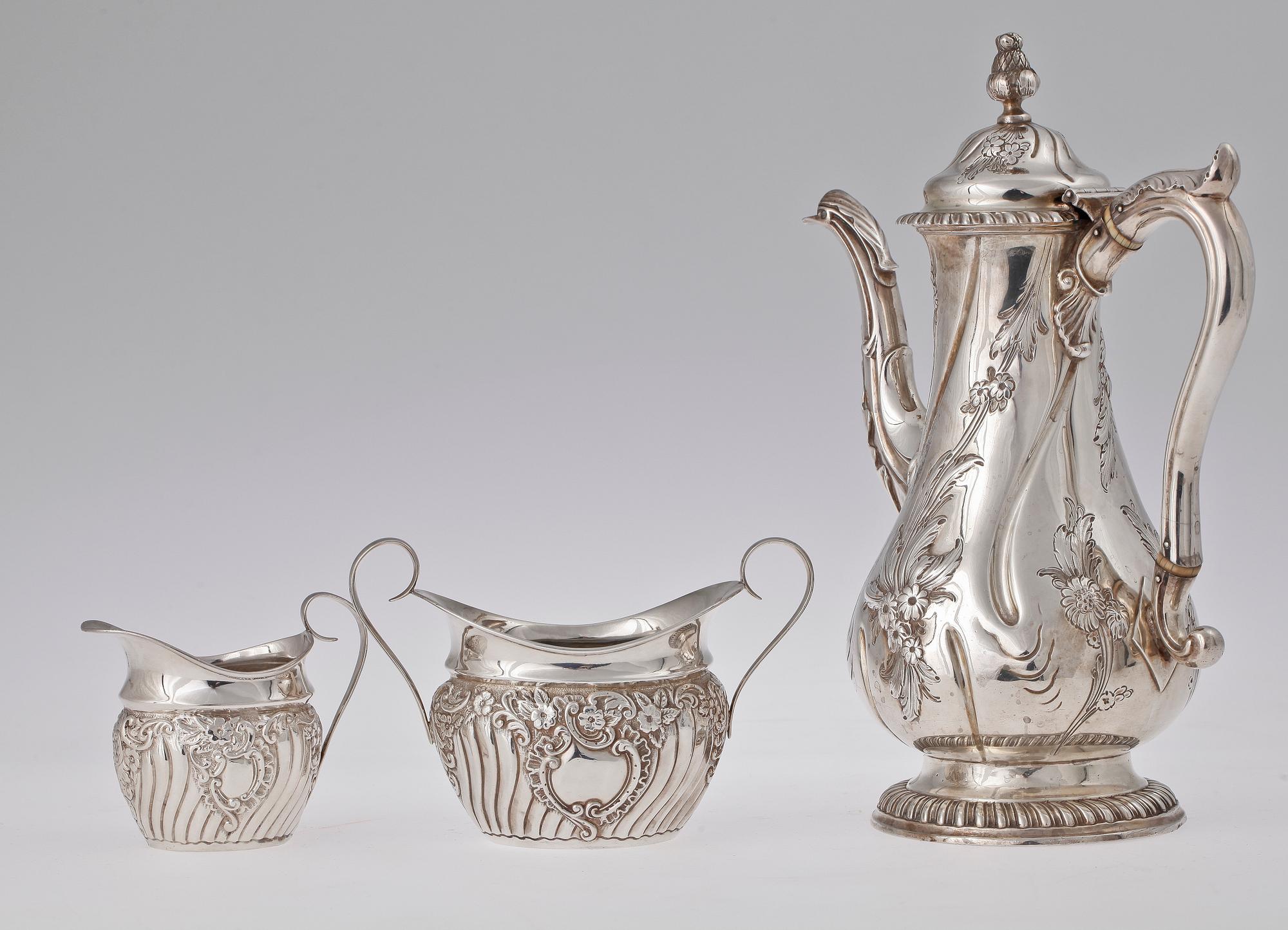 KAFFESERVIS, 3 delar, silver, London resp Sheffield, 1800- resp 1900-tal. Tot 1158g.