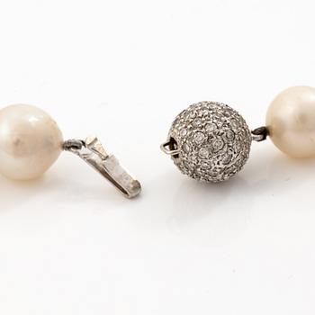 Two pearl necklaces with cultured freshwater pearls, two 18K white gold clasps set with small diamonds.