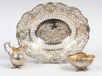 FAT SAMT SOCKERSKÅL OCH GRÄDDKANNA, silver, rokokostil, bla GEWE, 1900-tal.