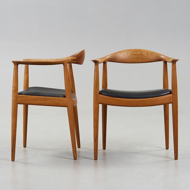 HANS J WEGNER, karmstolar, ett par "The Chair", Johannes Hansen, Danmark 1950-60-tal.