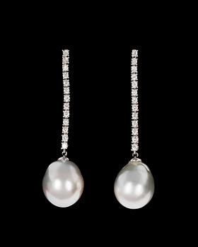 250. EARRINGS, brilliant cut diamonds, tot. app. 0.50 cts, and cultured South sea pearls, app. 12,7 mm.