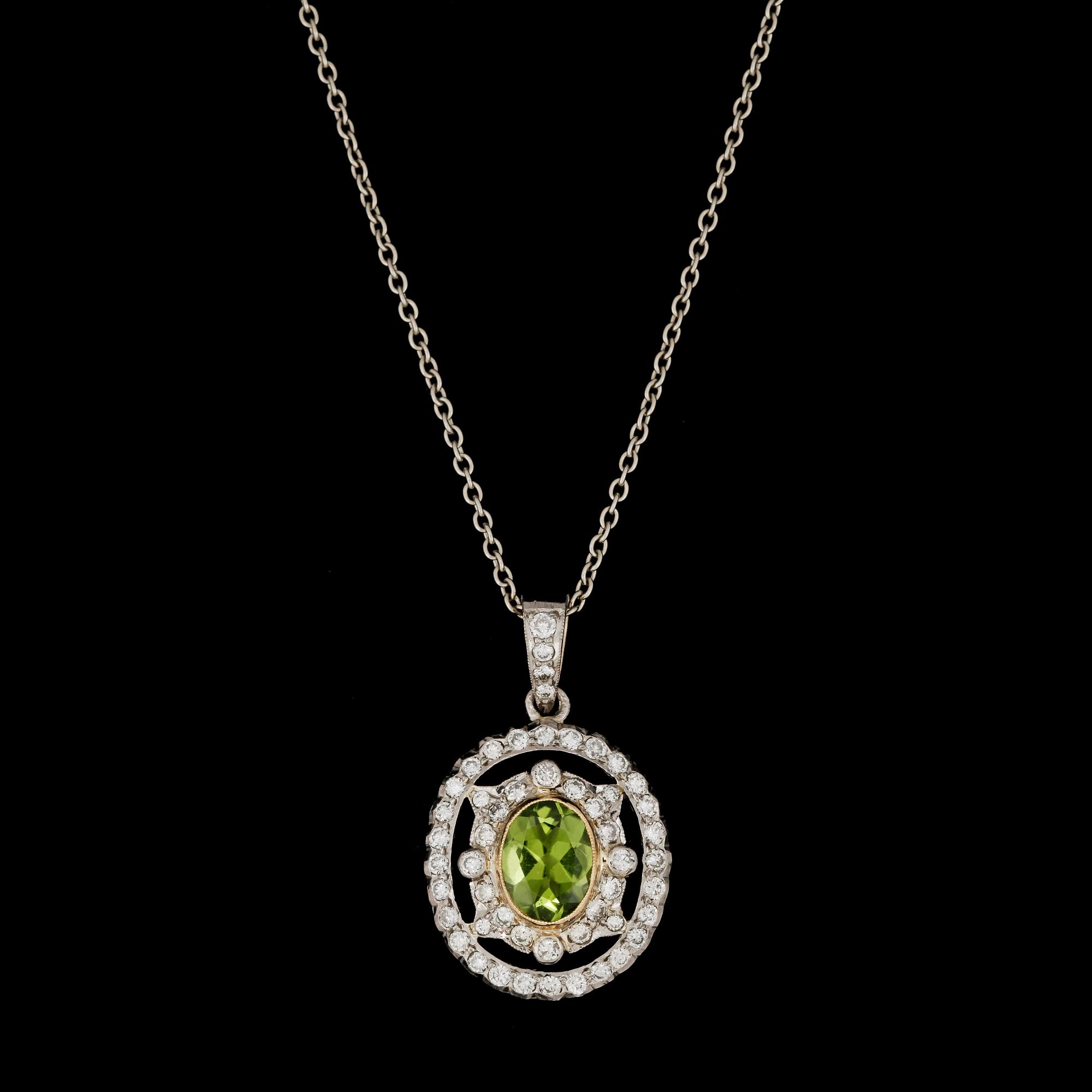HÄNGSMYCKE, fasettslipad peridot med briljantslipade diamanter, tot. ca 1 ct.