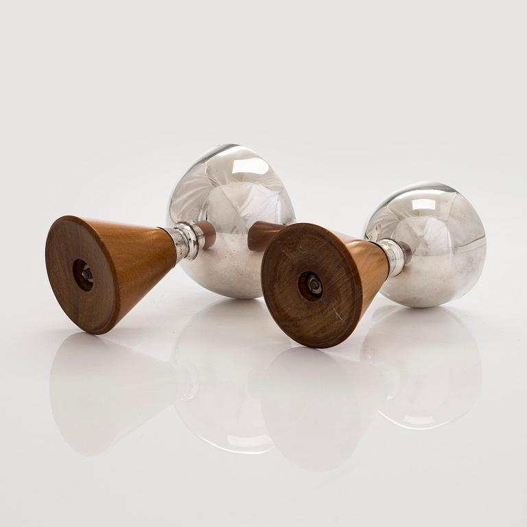 Anna-Greta Eker, Sokerikko ja kermakko, hopeaa ja mahonkia, Auran Kultaseppä oy, Turku 1965.