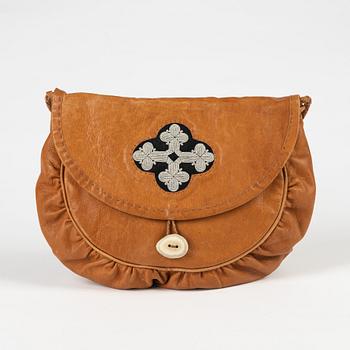 A leather bag by Maj Doris Rimpi.