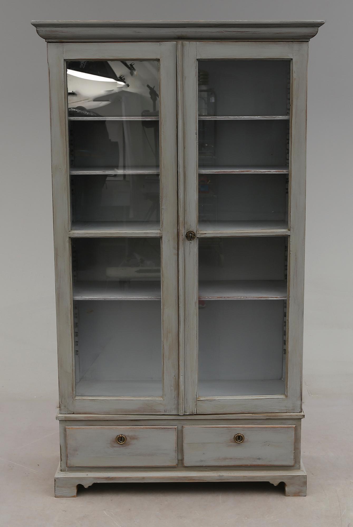 VITRINSKÅP, omkring år 1900.