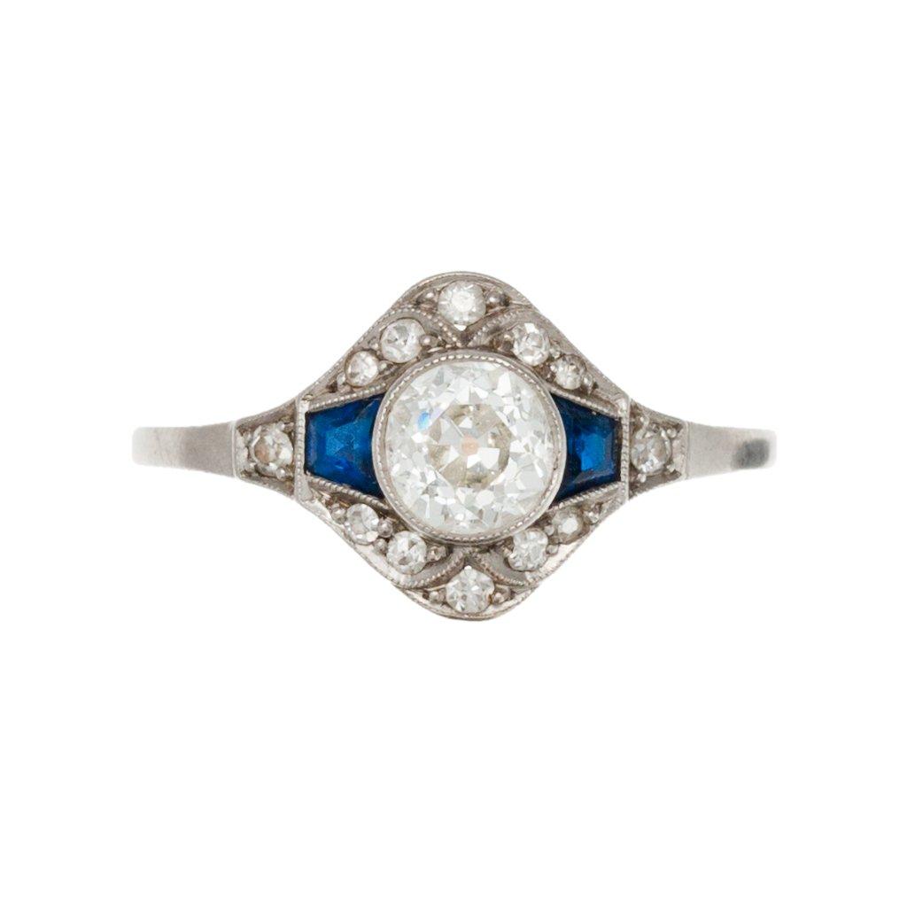 SORMUS, 18K kultaa, platinaa. Vanhahiontaisia timantteja n. 0.75 ct  Keskikivi n. 0.65 ct vs, safiireja n. 0.40 ct .