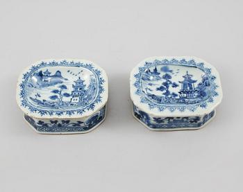 SALTKAR, 2 st, porslin, Kina, 1700-tal.