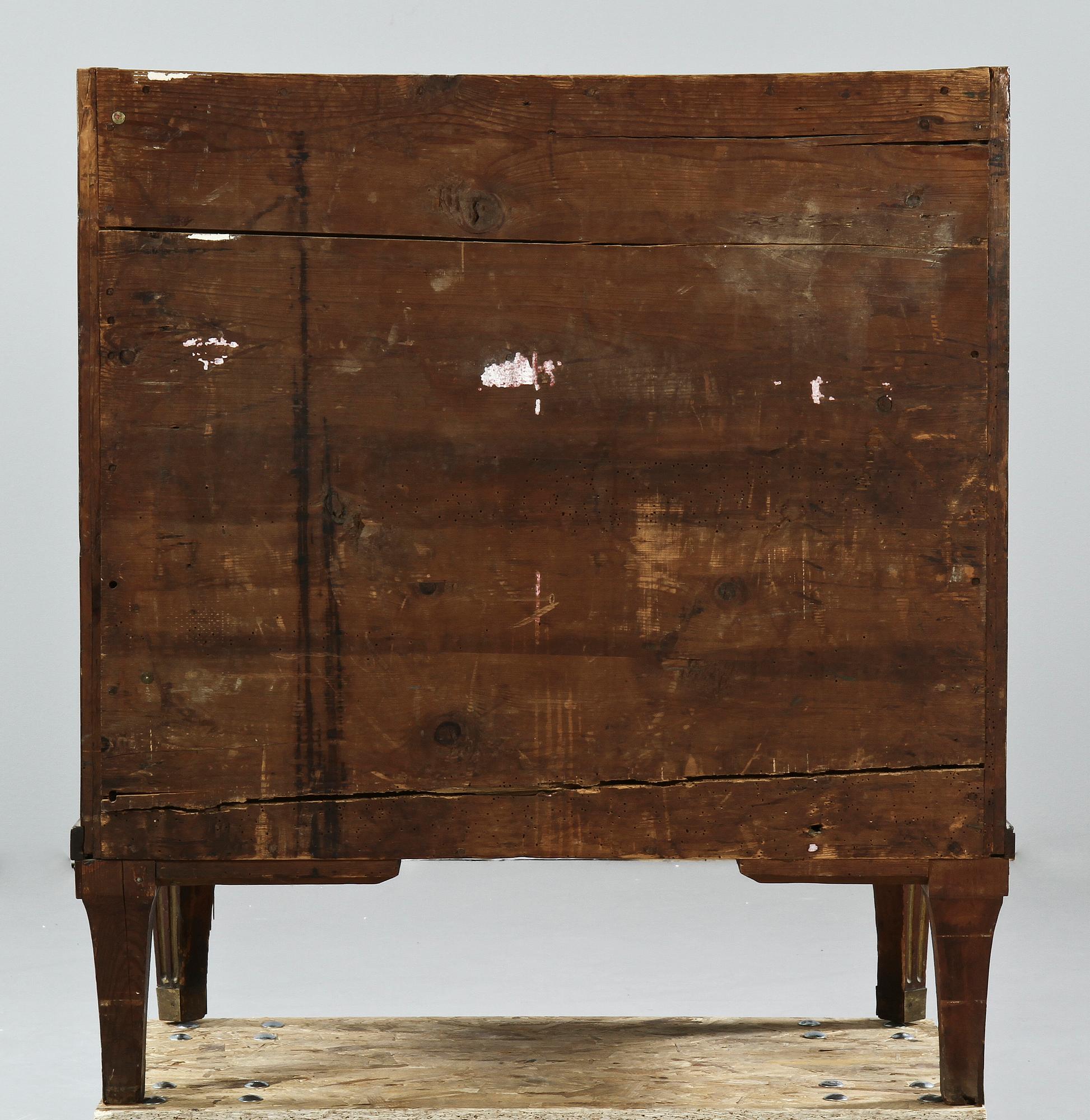 BYRÅ, sengustaviansk, omkring sekelskiftet 1700/1800.