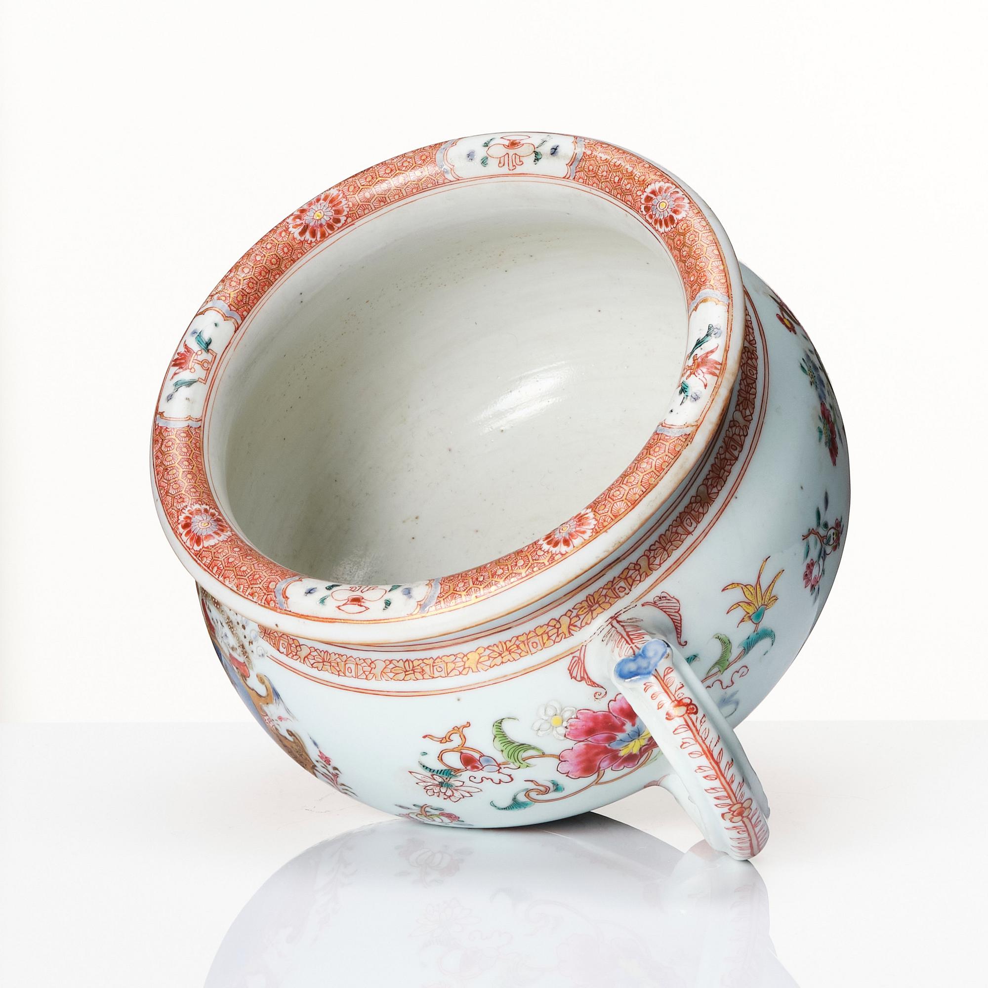 A Chinese Export chamber pot, Qing dynasty, Yongzheng, ca 1725.