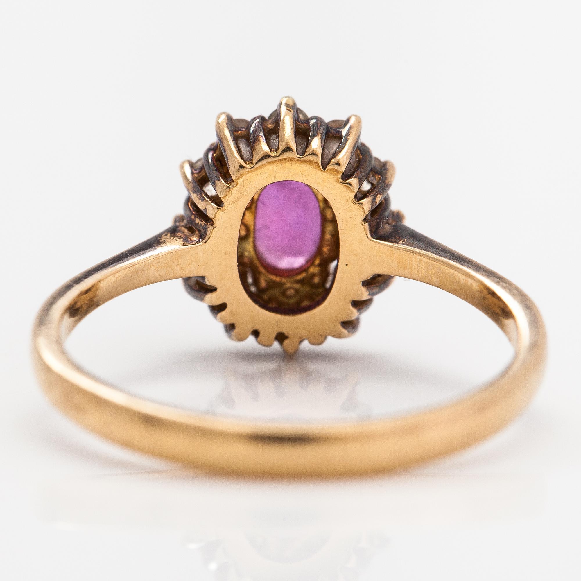 An 18K gold ring with diamonds ca. 0.24 ct in total and a ruby.