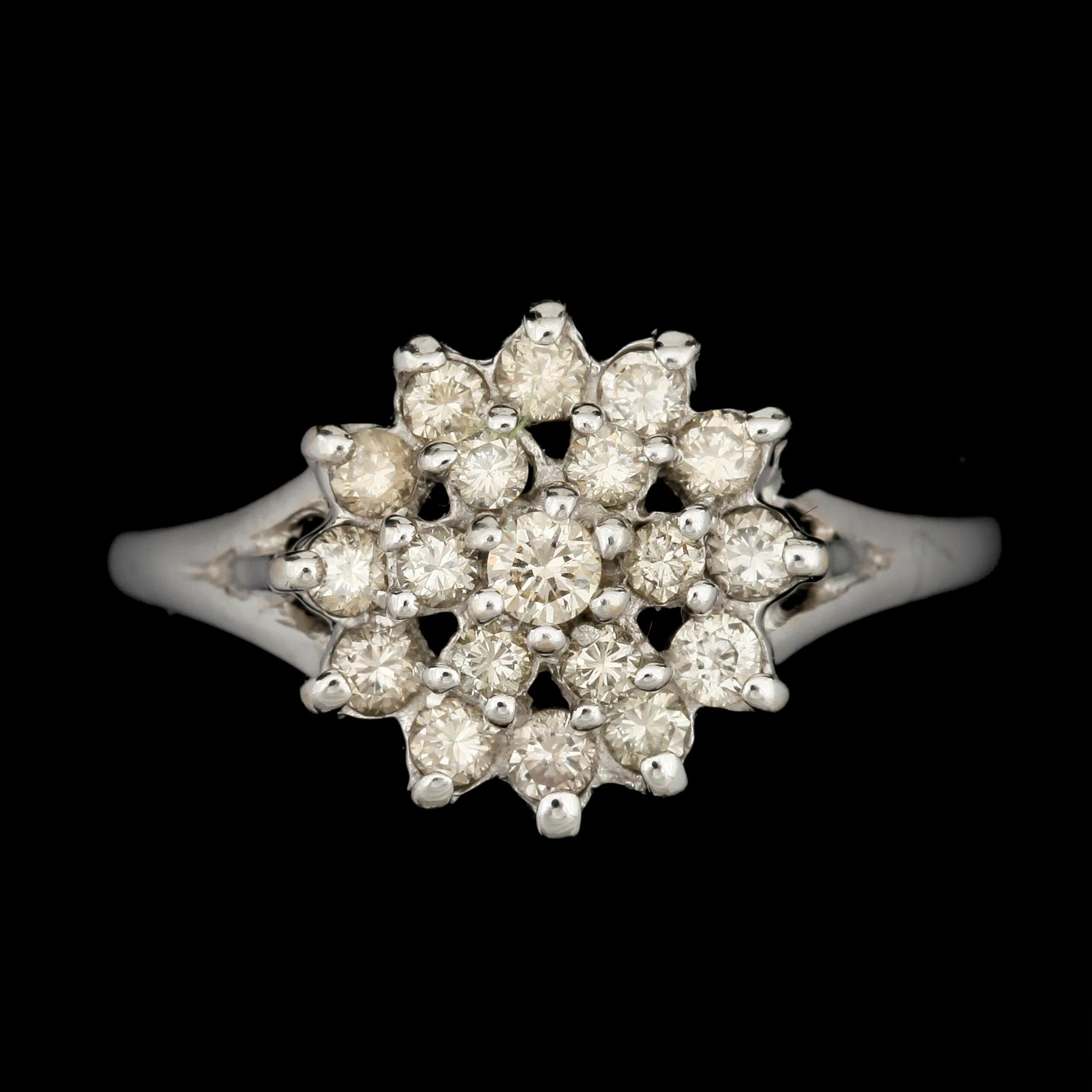 RING, 14k vitguld med 19 briljantslipade diamanter tot ca0,35ct. Vikt 4,5g.