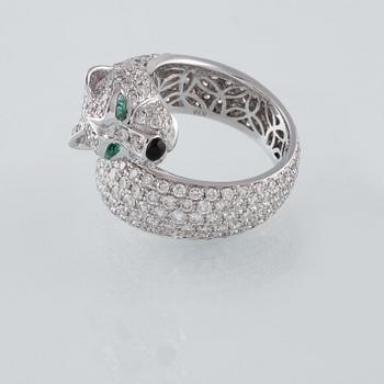 RING, 18K vitguld med 262 briljantslipade diamanter 4.84 ct. 2 smaragder 0.13 ct samt 1 agat 0.05 ct. Vikt 12,2 gram.