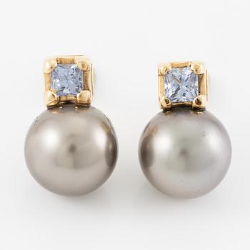 Earrings, 18K gold with cultured pearls.