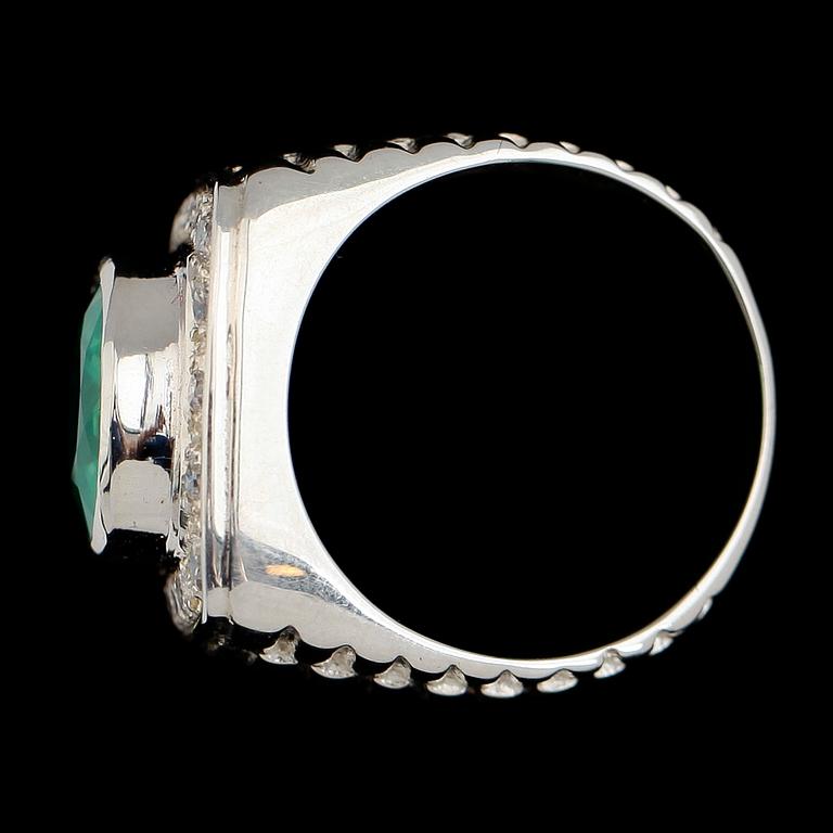 RING, vitguldspläterat sterlingsilver, smaragd ca 6.40 ct, vita safirer tot ca 0.54 ct.