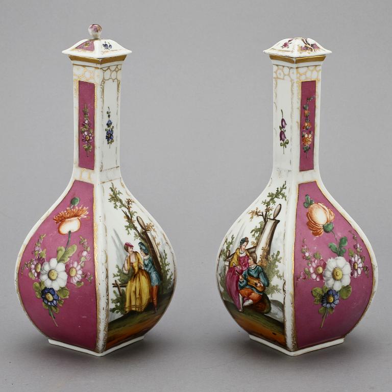 KARAFFER, ett par, porslin, Dresdenliknande märke, 1900-tal.