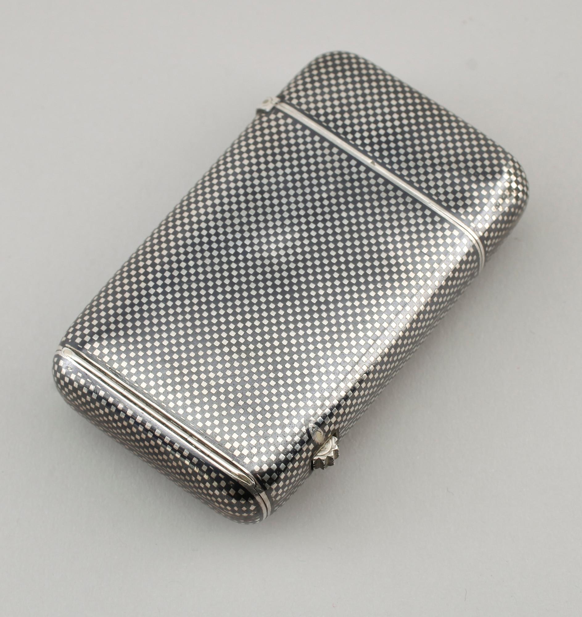 CIGARETTETUI, silver, 1900-talets första hälft. Vikt ca 127 g.