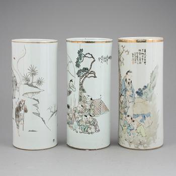 PENSELVASER, porslin, 3 st, 1900-tal, Kina.