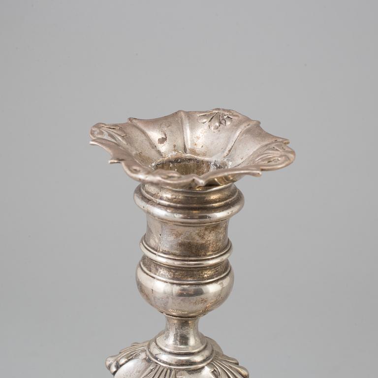 A matched pair of English 18th century silver candlesticks, mark of Paul de Lamerie and David Willaume, London 1748.