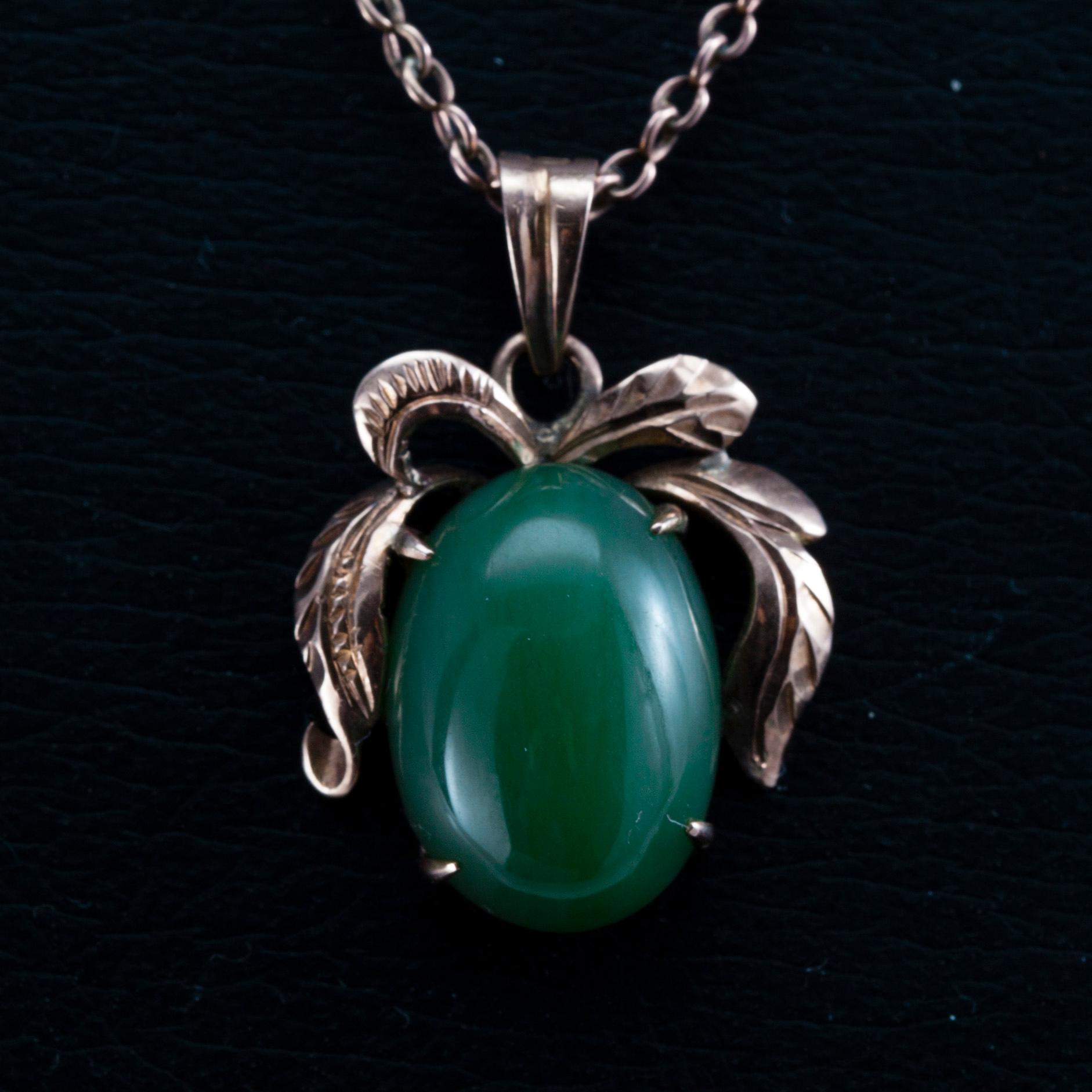 HÄNGE, 14K guld, nefrit. Vikt 4,6 g.