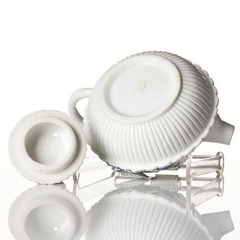 A blue and white tea pot with cover, Qing dynasty, Kangxi (1662-1722).