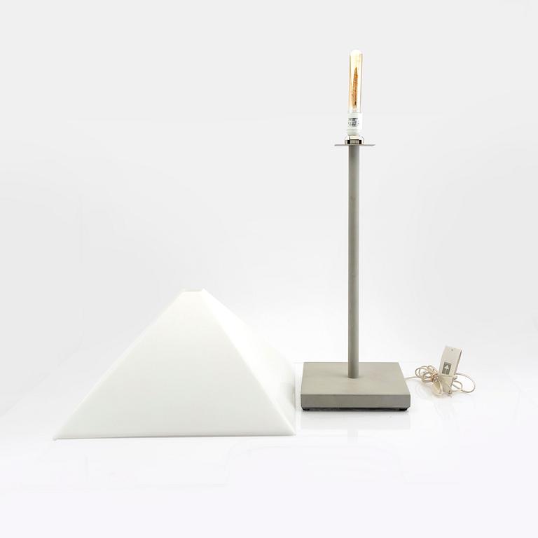 Giorgio Armani, bordslampa "Logo"  Armani Casa 1982.