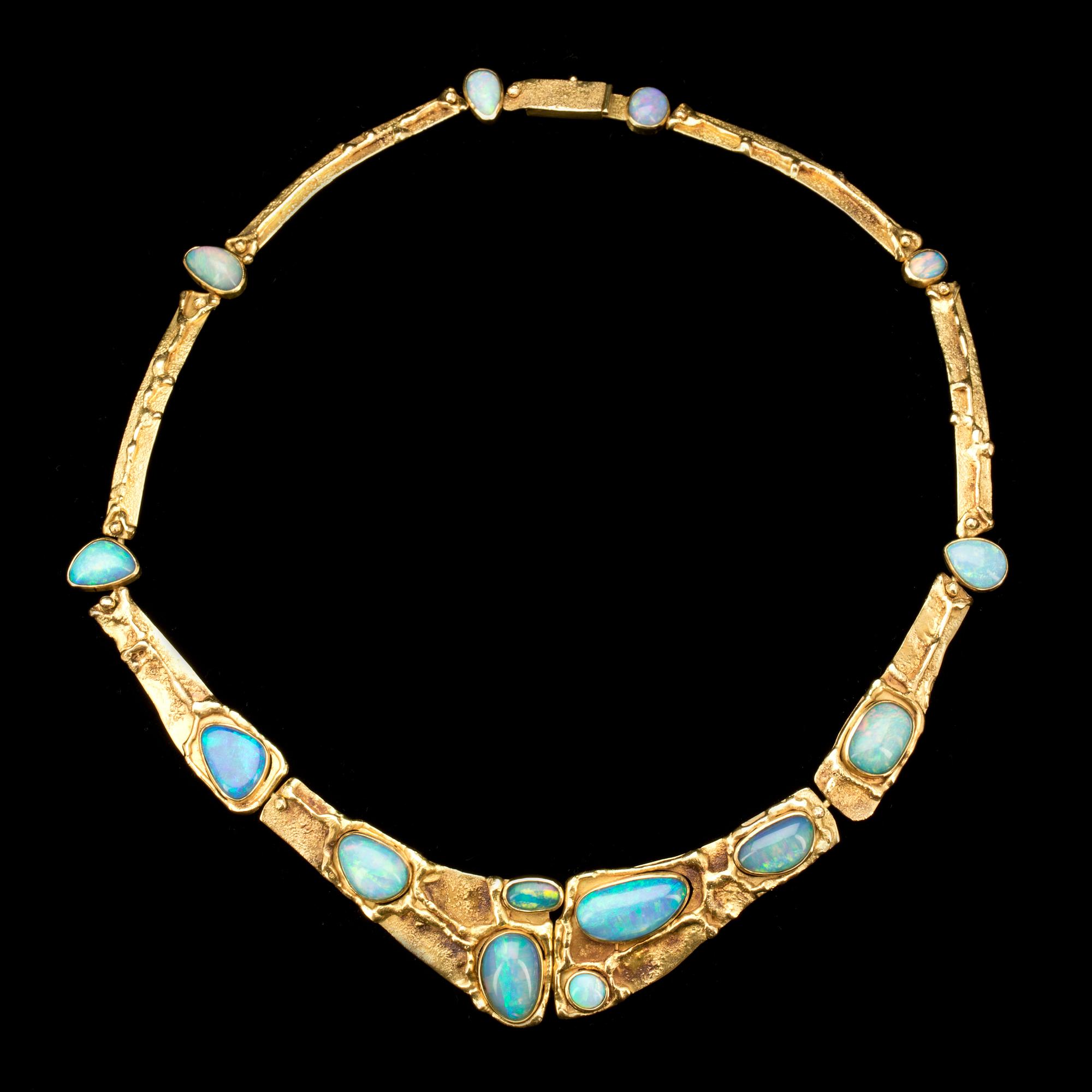 COLLIER, 18k guld med opaler. Brasilien 1982.
