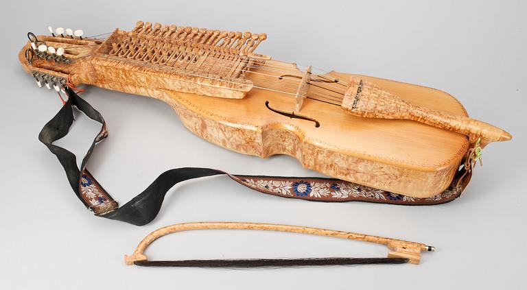 NYCKELHARPA, Byggd av Hans Månsson, Hallstavik, 1970-tal.