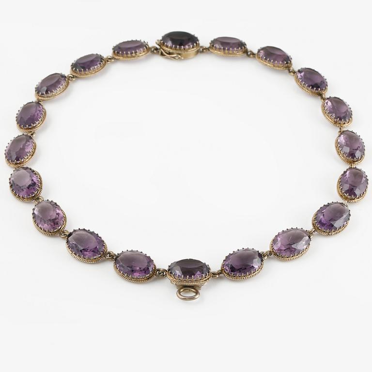 COLLIER, förgyllt silver samt fasettslipade ametister. Vikt 44,9 gram.