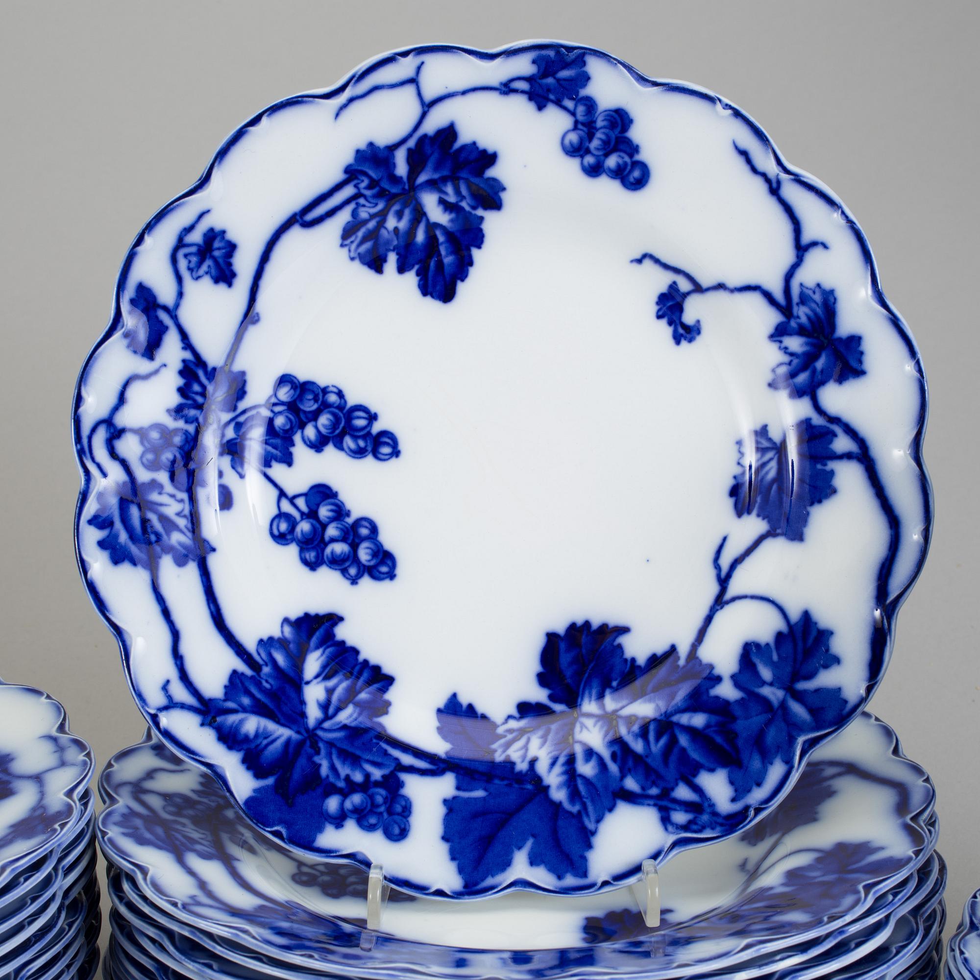 SERVISDELAR, 55 delar, flintgods, "Warwick" Johnson & Bros England. 1900-talets första hälft.