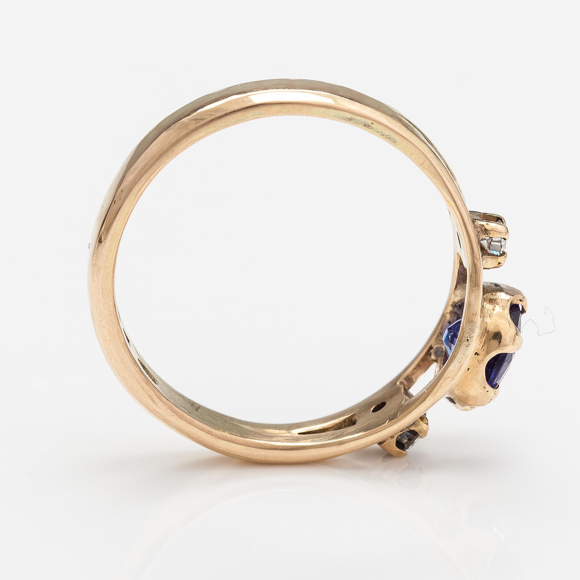 A 14K gold ring with a tanzanite and diamonds ca. 0.12 ct in total. Lagercrantz Jewellery, Tammisaari 2018.