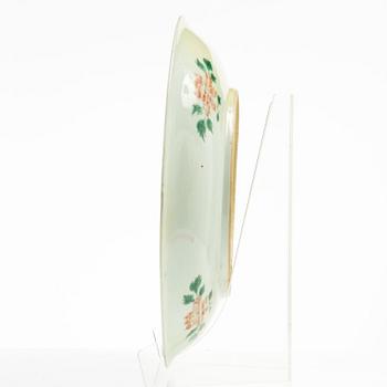 A large Chinese famille verte dish, Qing dynasty, Kangxi (1662-1722).