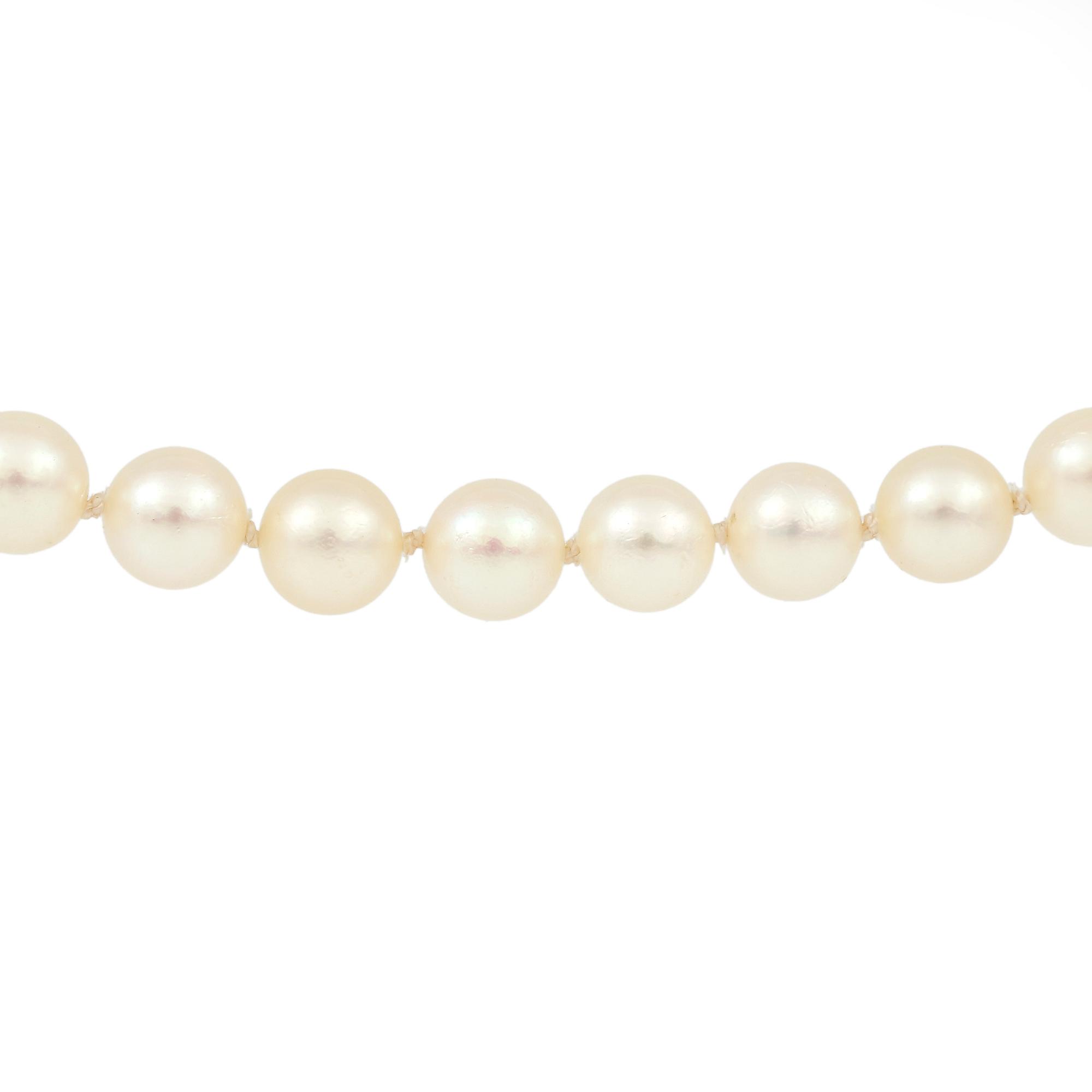 PÄRLCOLLIER, odlade pärlor med 18K guldlås. Vikt  51,5 g.