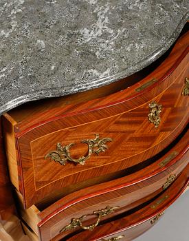 BYRÅ, rokokostil, omkring 1900-talets mitt.