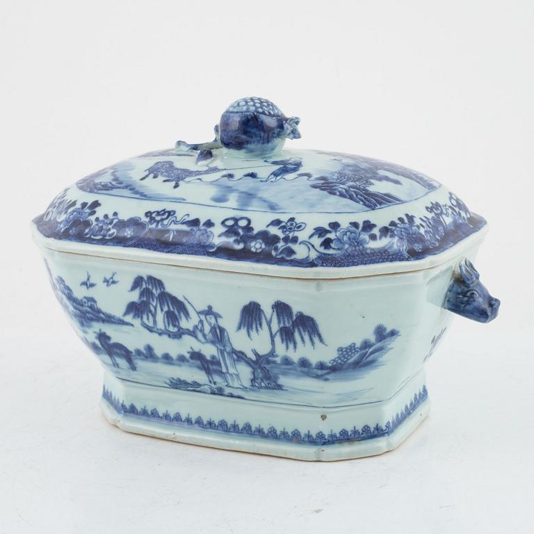 A Chinese blue and white export porcelain tureen with cover and stand, Qing dynasty, Qianlong (1736-95).