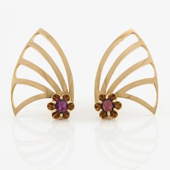 Earrings, Elon Arenhill, a pair, 18K gold with red faceted stones.