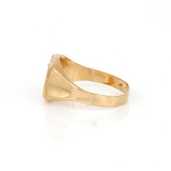 KLACKRING, 18K guld med vit pastesten. Total vikt ca 3,60 g.