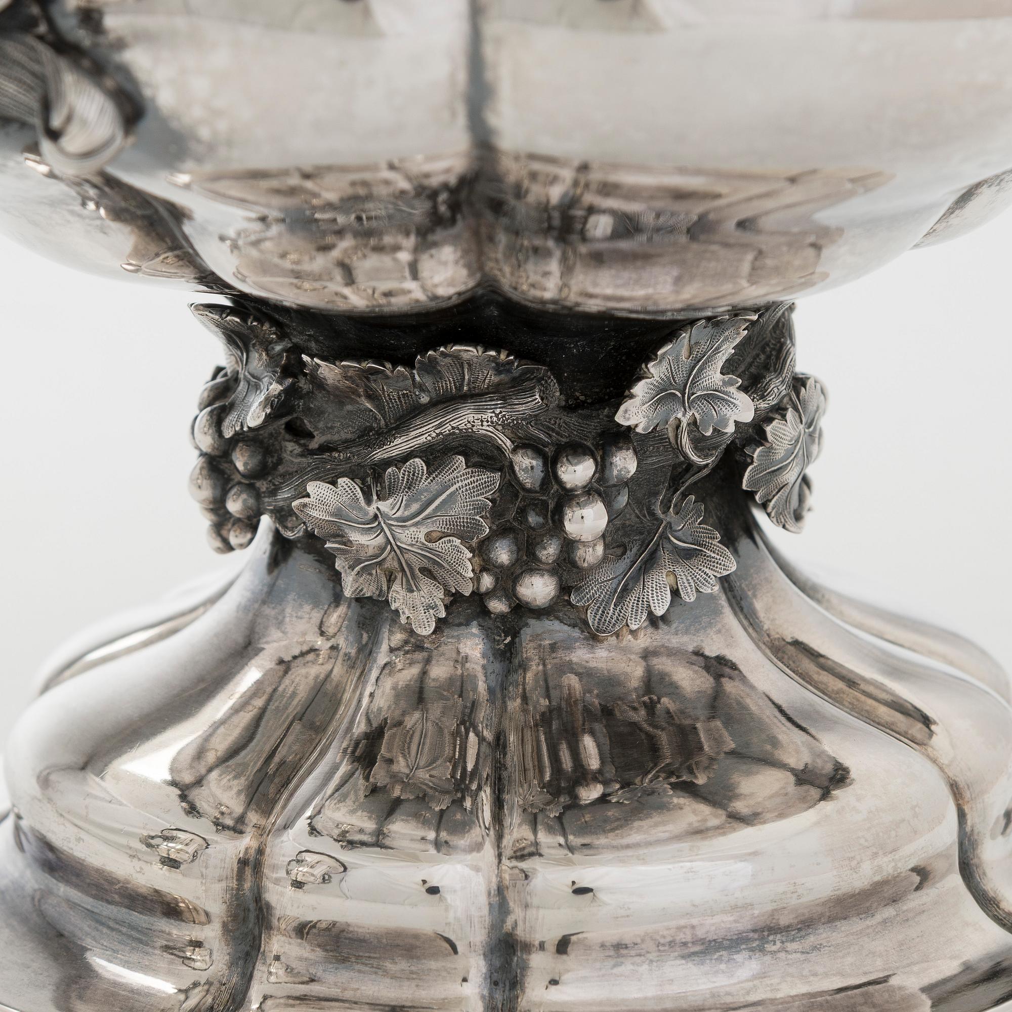 Carl Johan Tegelsten, A pair of Neo-Rococo silver champagne coolers/ vases, maker's mark of Carl Johan Tegelsten, Saint Petersburg 1849.