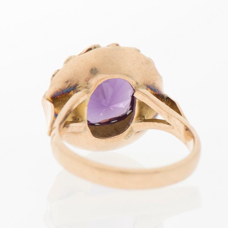 A RING, synthetic sapphire, 14K gold.