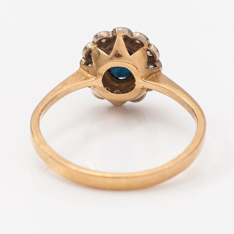 An 18K gold ring with a sapphire and diamonds ca. 0.24 ct in total.