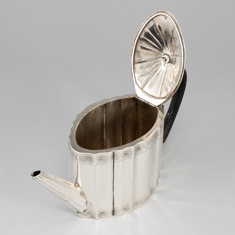 An English 18th century silver tea-pot, mark of Michael Plummer, London 1794.