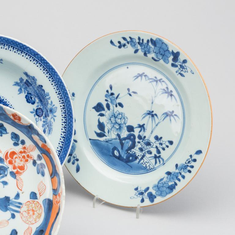TALLRIKAR, 5 st, porslin, Kina mestadels Qianlong (1736-95).