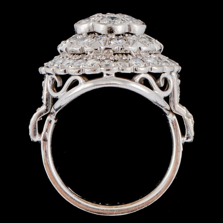 RING, 14k vitguld med 63 briljantslipade diamanter, tot ca 4.7 ct, 2000-tal. Vikt 11 g.