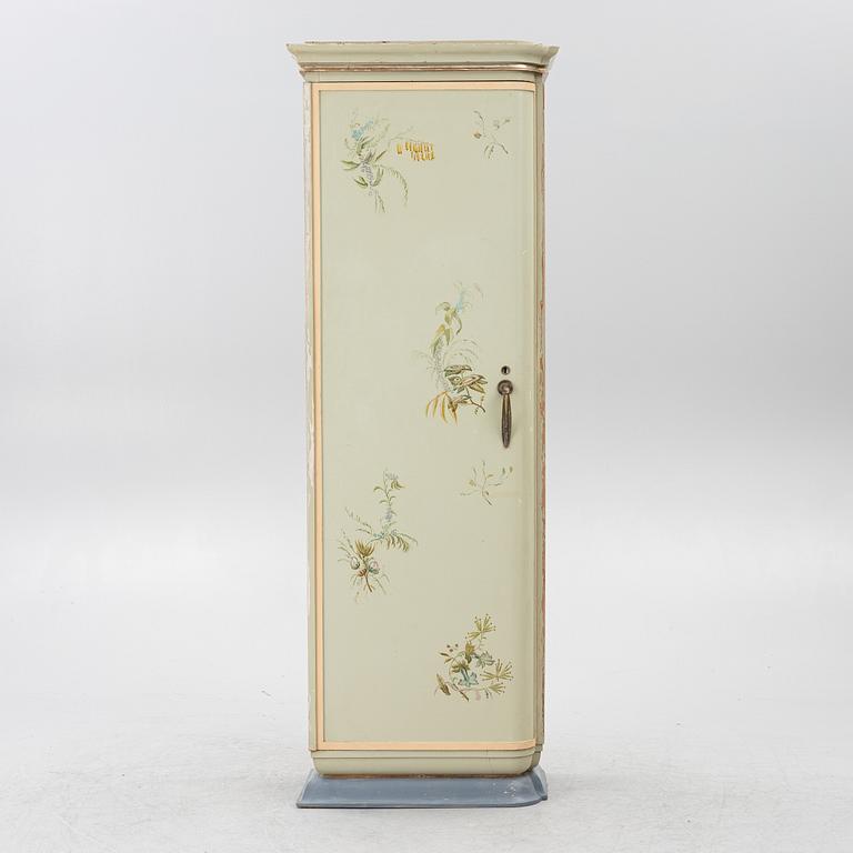 Klädskåp, 1900-talets första hälft.